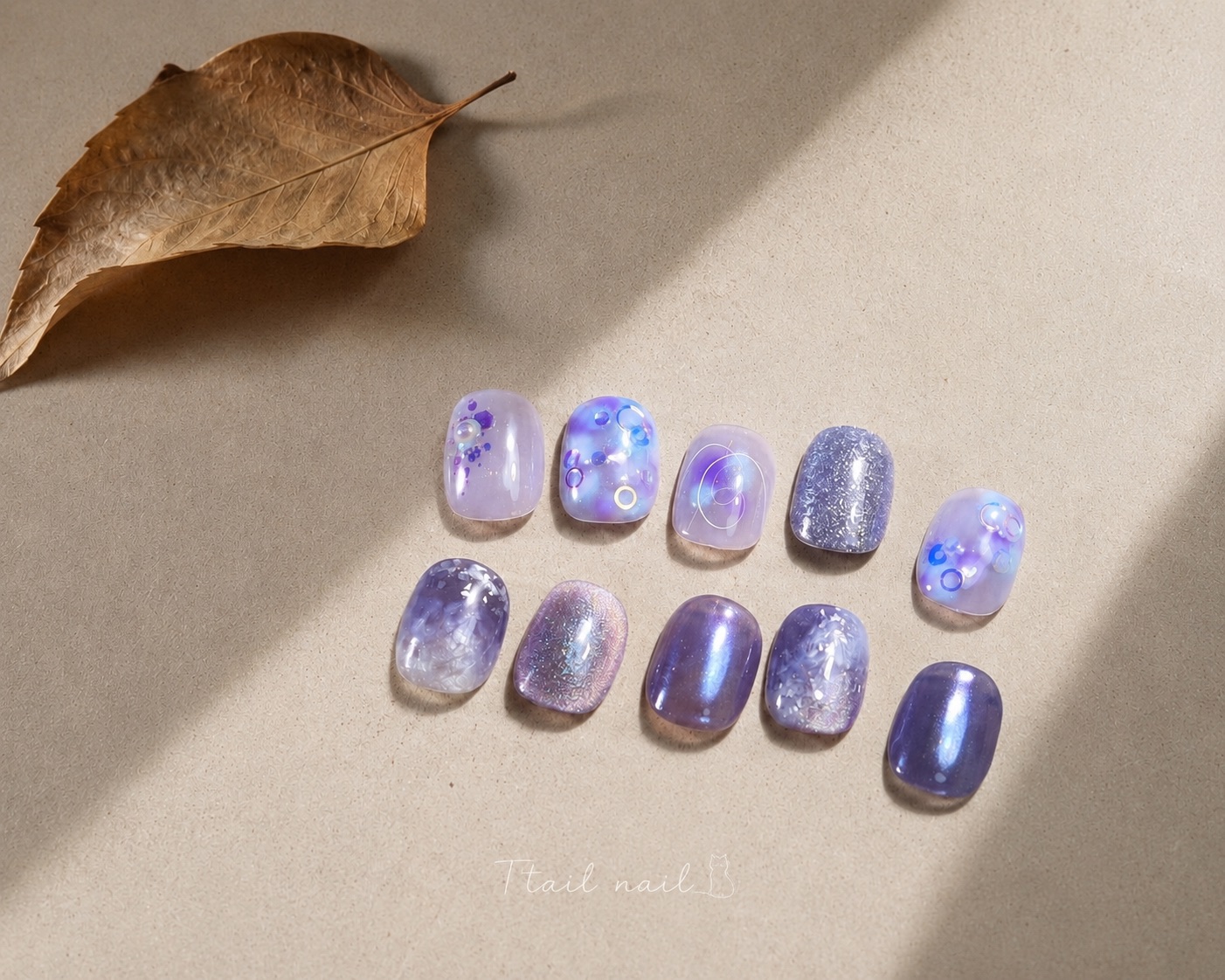 Moonlight Bubble 是小尾巴美甲 2026 July Collection|990 Collection 全新推出的限定設計,以霧紫色、貓眼光澤、泡泡元素與細膩暈染打造溫柔且富有層次的質感美甲。提供中壢美甲、平鎮美甲、內壢美甲及桃園美甲預約服務,每月持續推出全新 Collection,陪伴每一位喜歡設計與質感生活的你。
